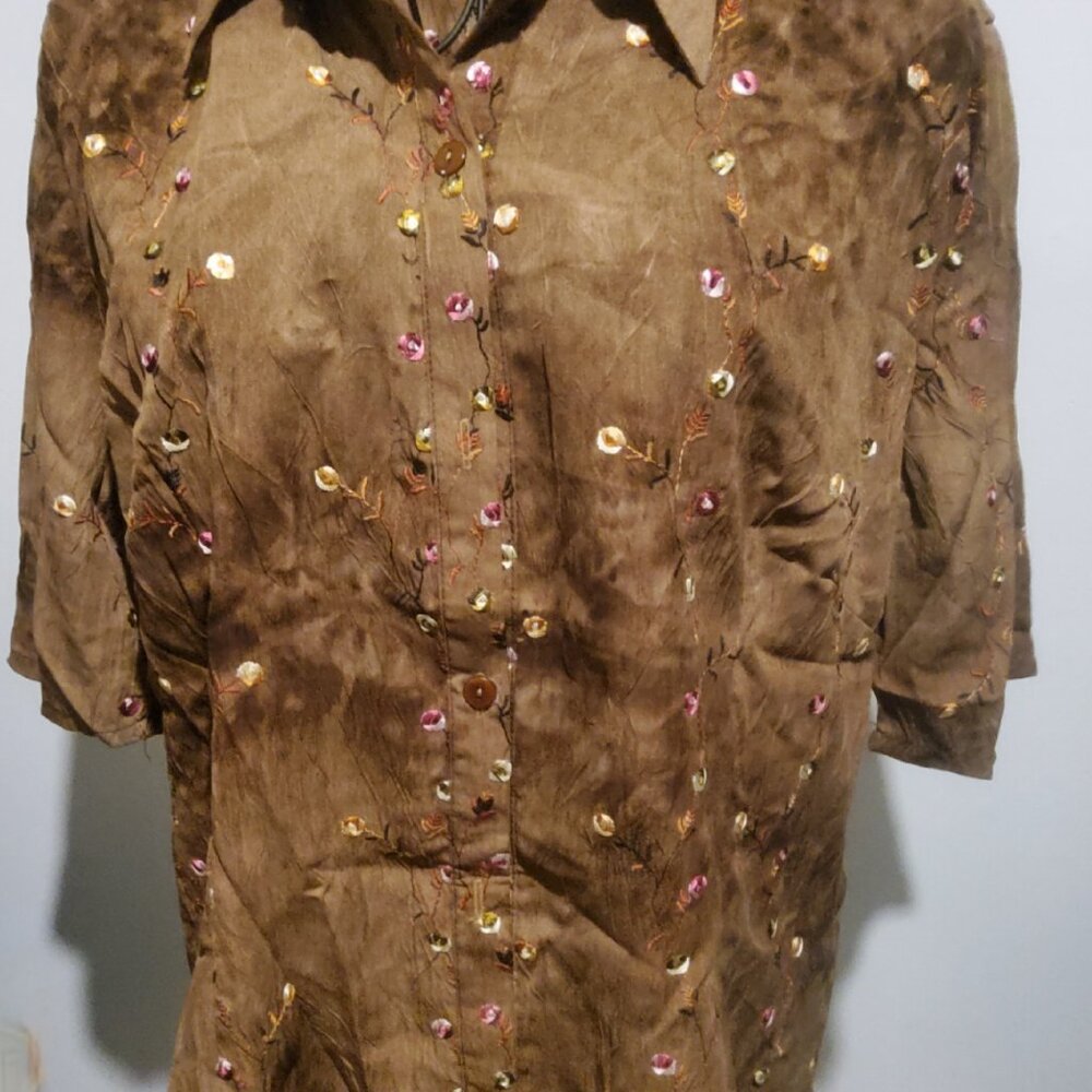 VENUS FASHION  BUTTON UP BLOUSE EMBROIDERED  FLOWERS SIZE  LARGE  NWT